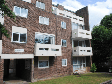 TOWN CENTRE APARTMENT WITH PARKING 